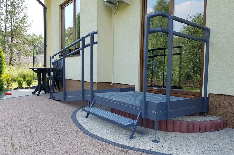 podjazd dla niepelnosprawnych